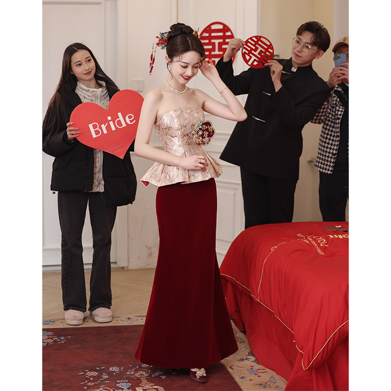 Kiểu quây ngực màu đỏ rượu
