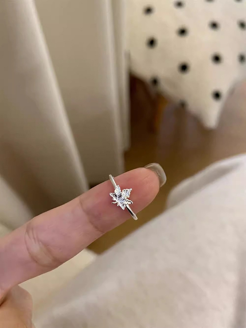 Anello da donna con foglia d'acero, leggero e alla moda, per l'indice, design di nicchia in stile coreano, tendenza con anello aperto regolabile_voghion.com