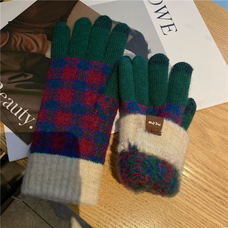 日本の衝突色の格子のタッチパネルの保温の手袋の女性の秋冬の新型のメリヤスとベルベットの車は森の女子学生に乗ります。