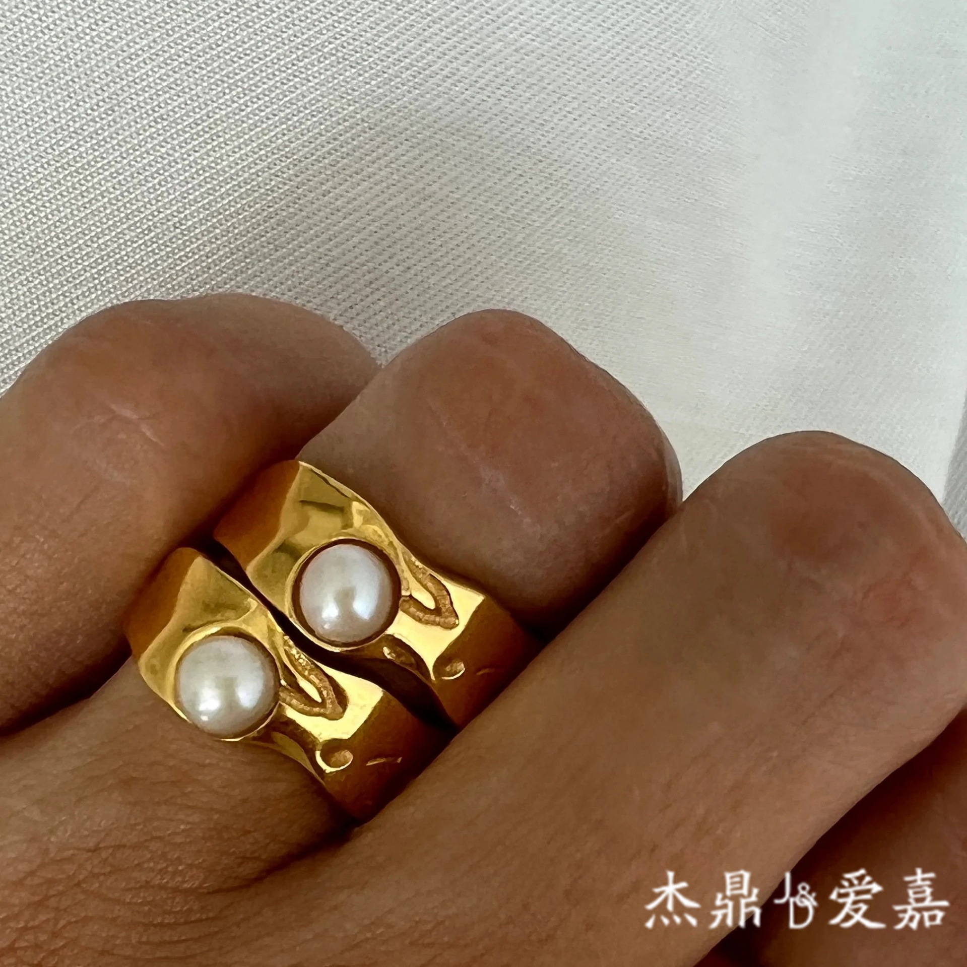 Estilo de celebridad de Internet europeo y americano estilo INS 18K chapado en oro de acero inoxidable lava perla anillo de moda anillo de acero de titanio