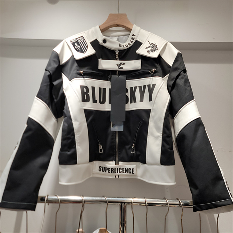 Qadın qısa jaket, yaxalı, hərf çapı və patchwork dizaynlı