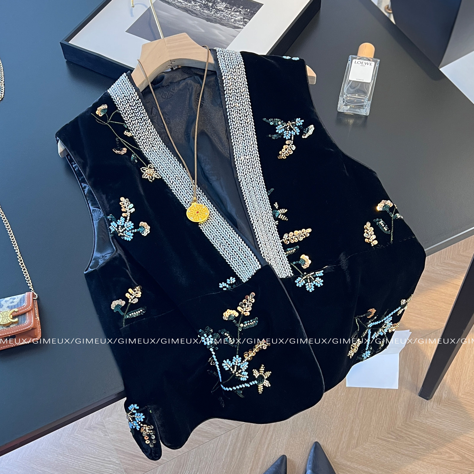 New Chinese style embroidered beaded V-neck velvet vest for women, 2025 autumn new style, layered high-end vest top.