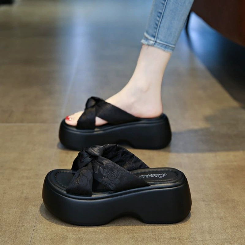 Летняя верхняя одежда, сандалии на толстой подошве для женщин, новинка 2025 года, модные с юбками, легкая нескользящая пляжная обувь для маленьких людей.