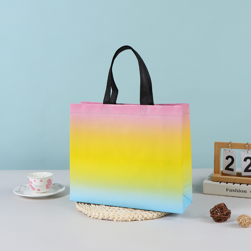 Bolsas de mano no tejidas al por mayor bolsas de embalaje estereoscópicas resistentes al desgaste bolsas de embalaje de dormitorios de estudiantes bolsas de mano en stock