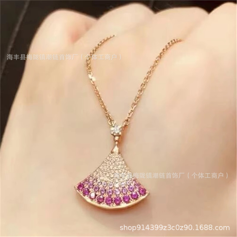 V金の小さいスカートのネックレスの女性の扇子の白い貝の母は18kのバラの金の扇形の玉髄のペンダントの鎖の代行をめっきします。