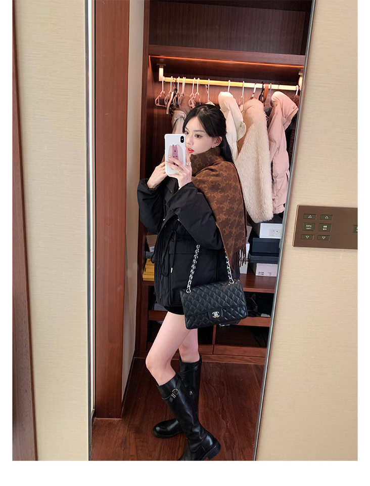 Bốt cao cổ nữ da cừu đế dày khóa vàng xếp ly, gót vừa 3–5 cm — Da màu nâu mở rộng, Da đen mở rộng, Hàng sẵn có màu đen (nhung), Lớp lót nhung màu nâu mở rộng chi tiết 38