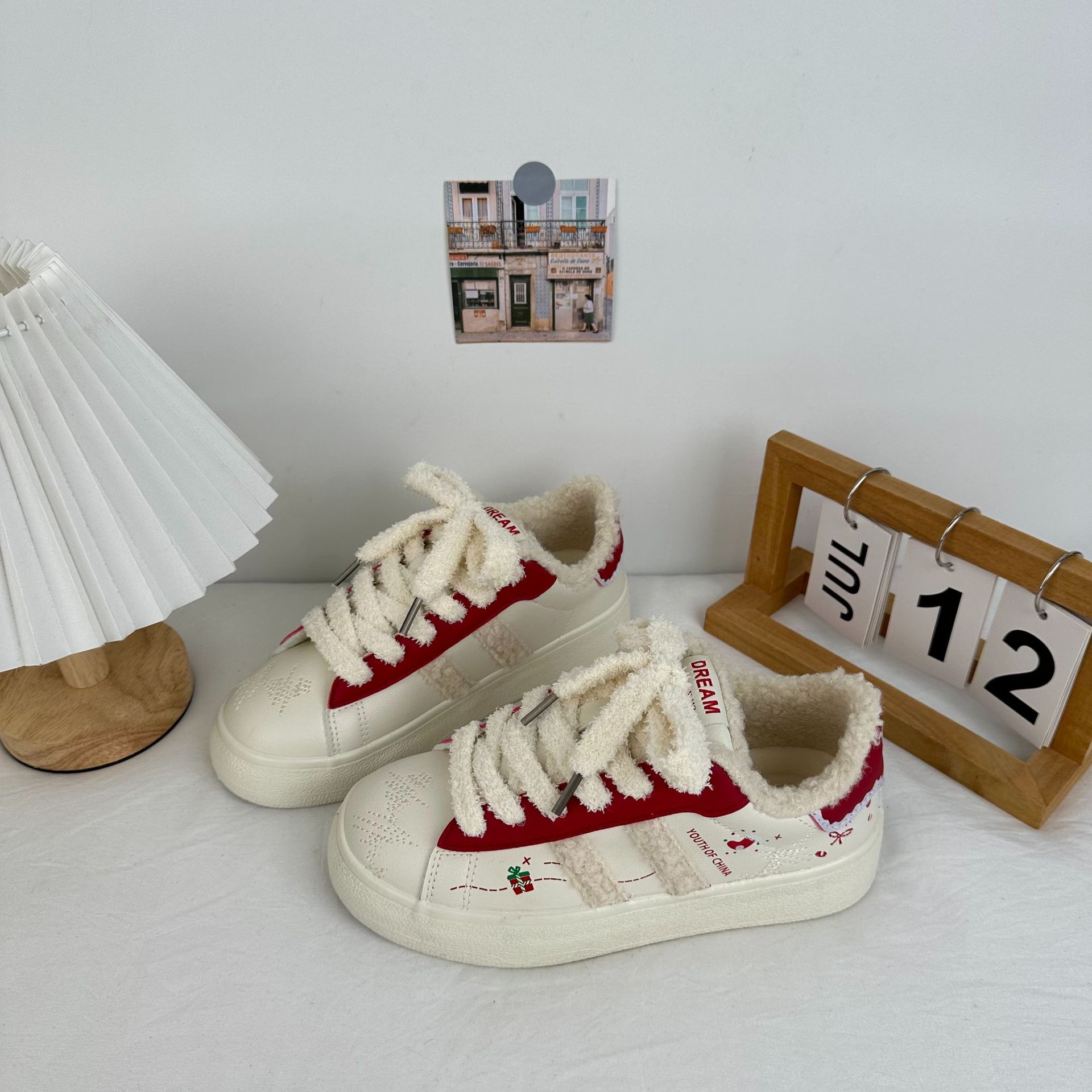 2025 invierno más zapatos de algodón de terciopelo zapatos de tabla abrigados exteriores de mujer zapatos blancos casuales coreanos todo fósforo zapatos de mujer estilo Hong Kong