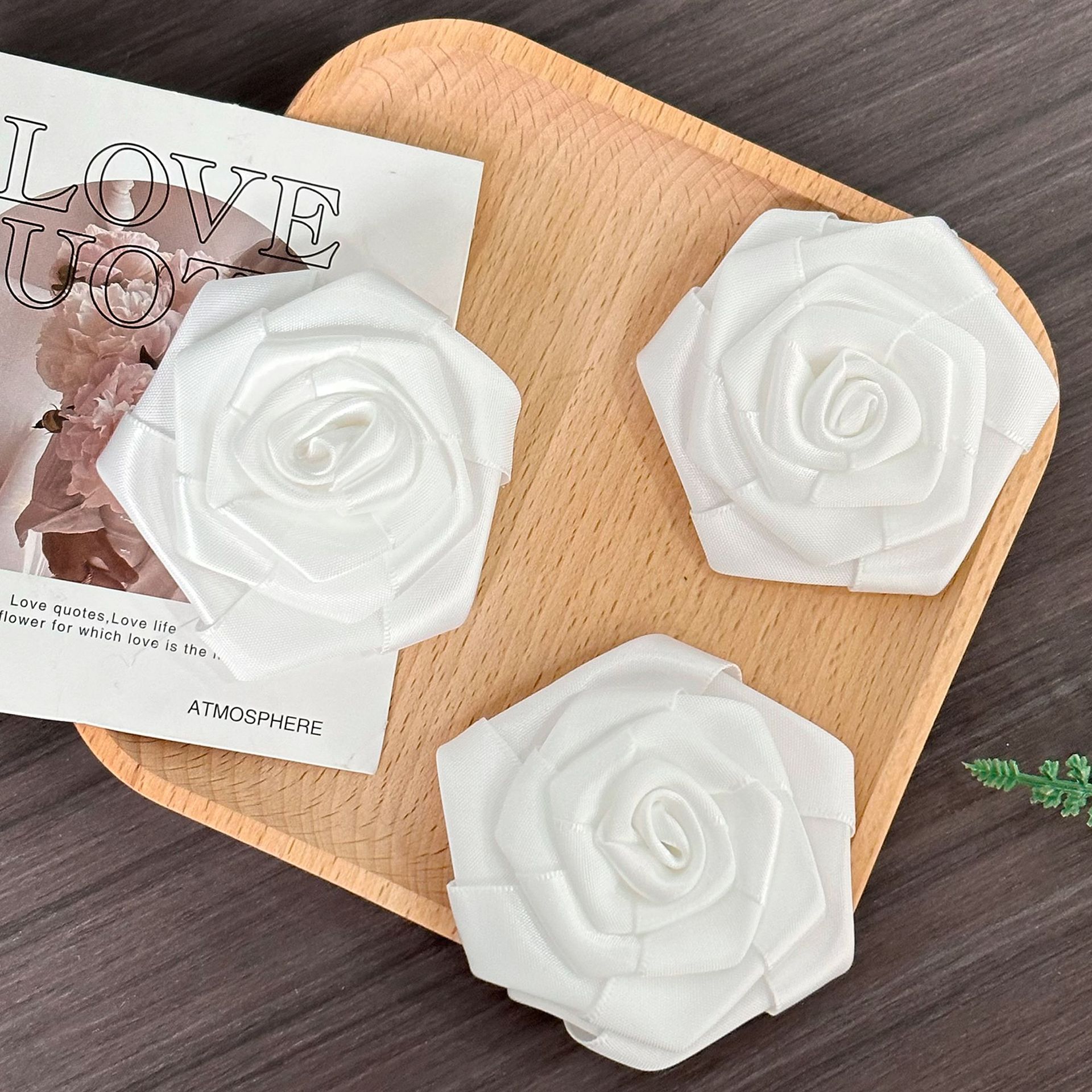 Ribbon hecha a mano penta-rosas cosidas a mano flor tridimensional decoración decalca ropa colgante accesorios de flores