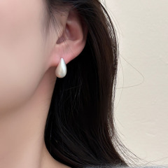 大衆がデザインした金属製の糸付きの小さな水滴豆のピアス女性の高級感があります。