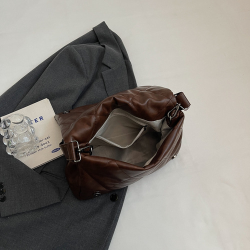 High-quality large-capacity commuting shoulder crossbody bag for women, retro chevron design, unique messenger bag