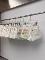 韓国スタイルのジーンズ女性の 2025 夏薄型ワイドレッグショーツ弾性ハイウエストスリムホワイトスリット A ラインホットパンツ