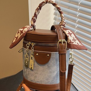 High-grade Texture Small Bag Women's Autumn and Winter 2024 New Niche Design Crossbody Bag Popular Women's Portable Bucket Bag