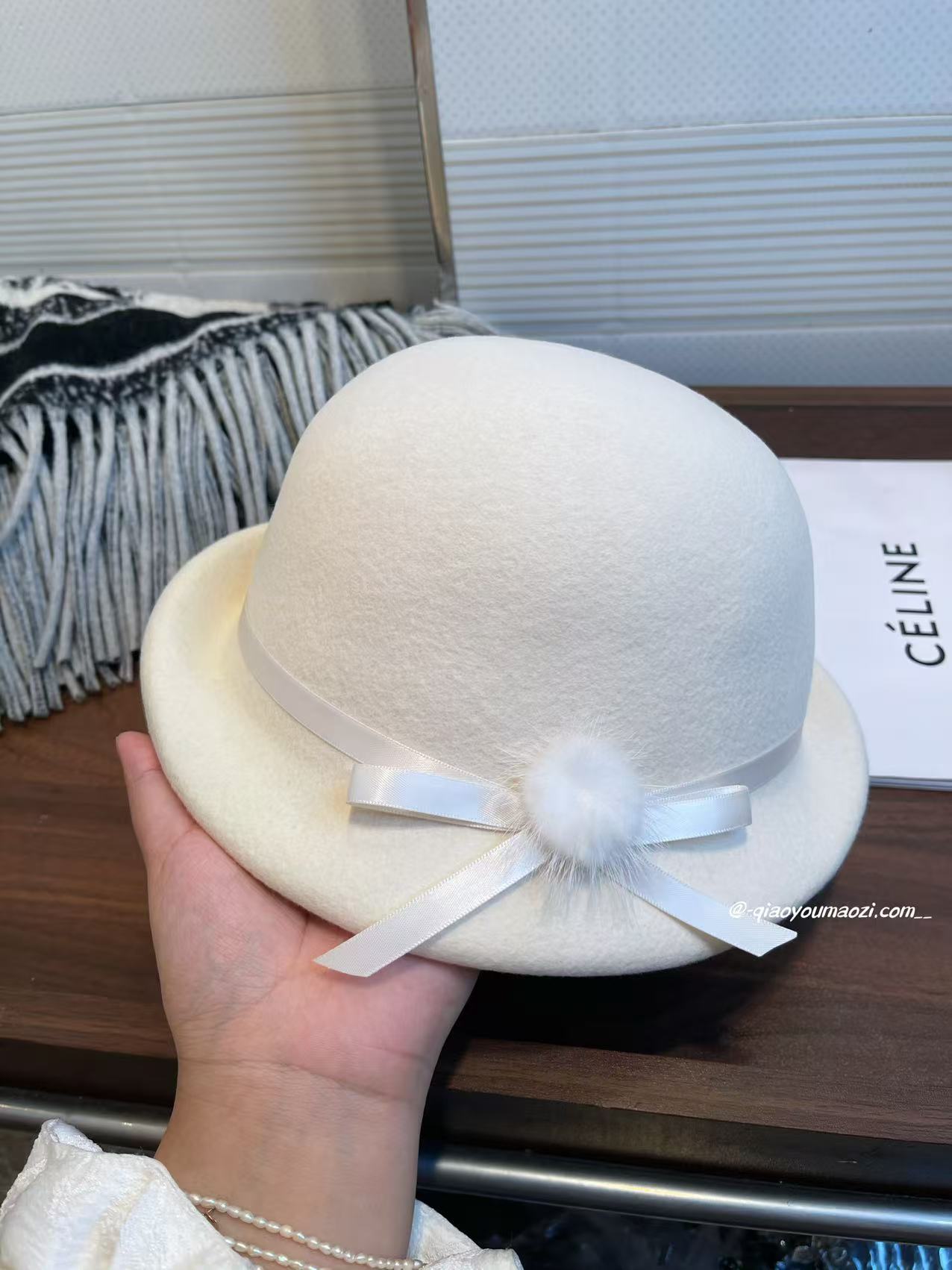 흰색 싱글 퍼 볼 모자