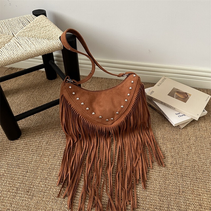 Western-style vacation-inspired fringed and studded underarm bag for women, vintage and distressed design, single-shoulder crossbody bag, trendy and unique women's handbag