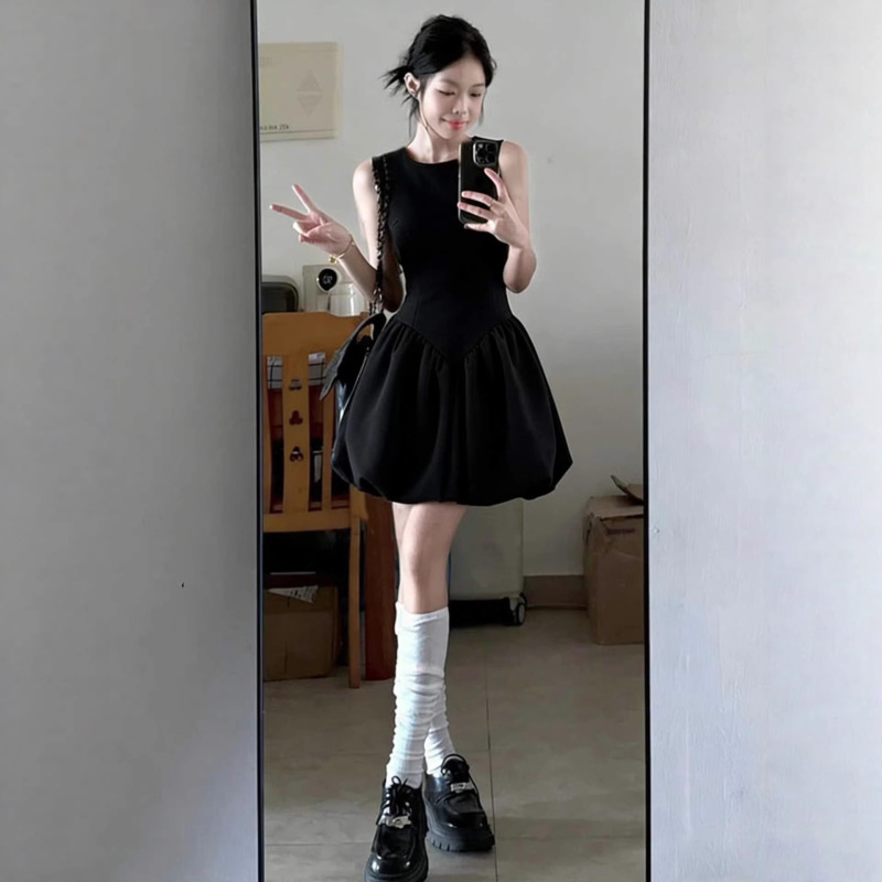 Black Sleeveless Floral Dress for Women, Unique and Beautiful for Early Summer, Cinched Waist, Hepburn Style, Puffy Little Black Dress, Short Skirt Black Sleeveless Floral Dress for Women, Unique and Beautiful for Early Summer, Cinched Waist, Hepburn Style, Puffy Little Black Dress, Short Skirt
