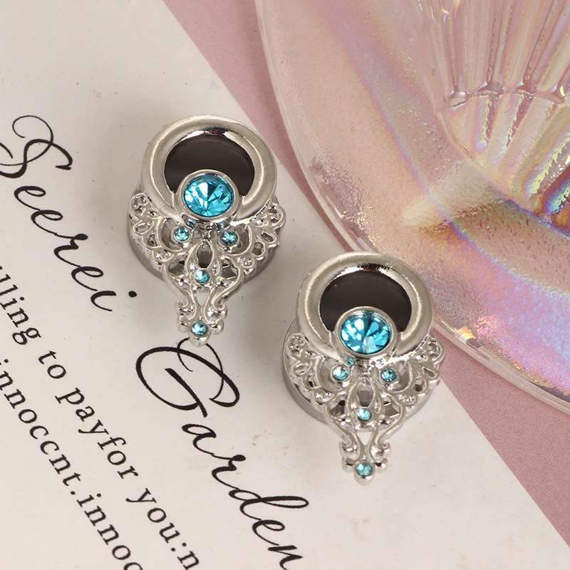 16G labret stud size and finish detail