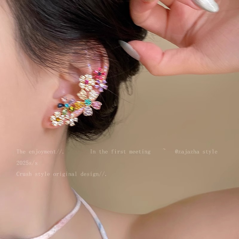Orecchio alla moda con atmosfera esagerata, lussuoso, squisito, dolce e luminoso, senza fori, con fiori a blocchi di colore, per l'inizio della primavera_voghion.com