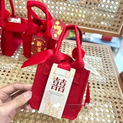 喜糖のフェルトの包みの箱の赤い本の新型の手提げ袋は結婚式の婚約の贈り物の包装袋を結びます。