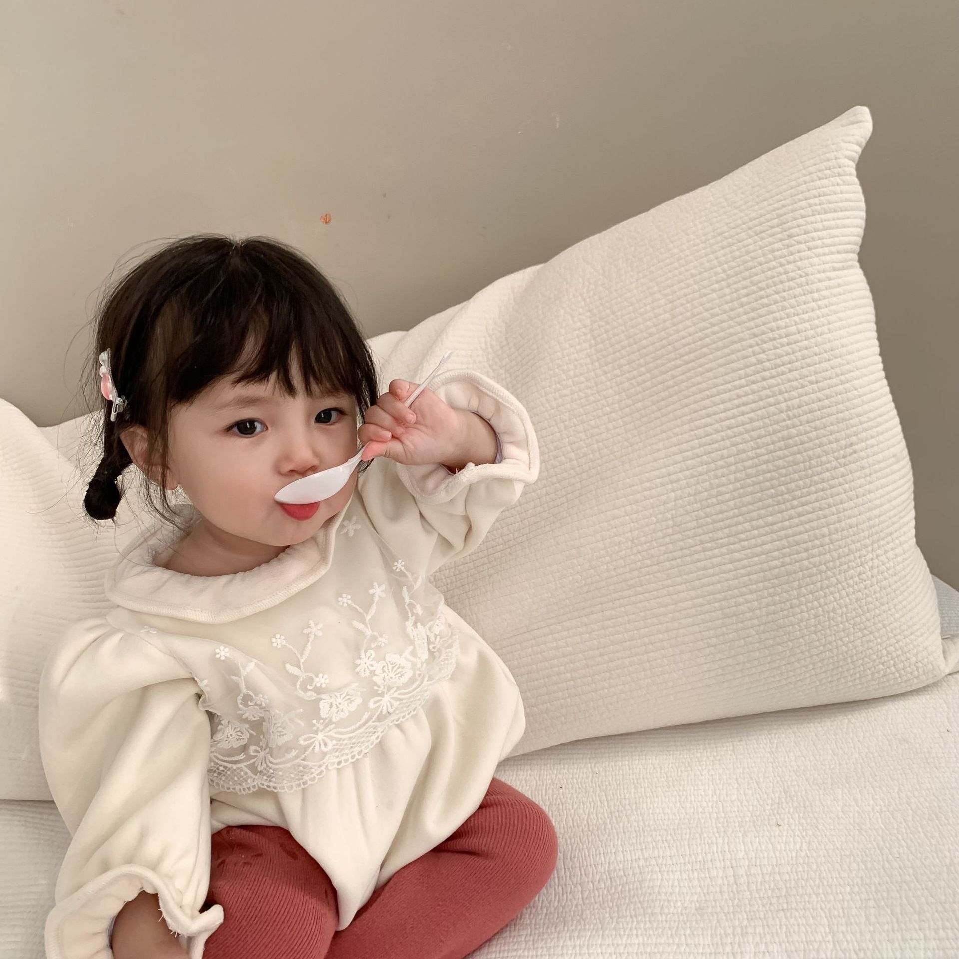 Bebés de otoño y invierno gruesos ropa de vestir para niños coreanos 2024 baby overcoat niñas encaje y camisa de peluche