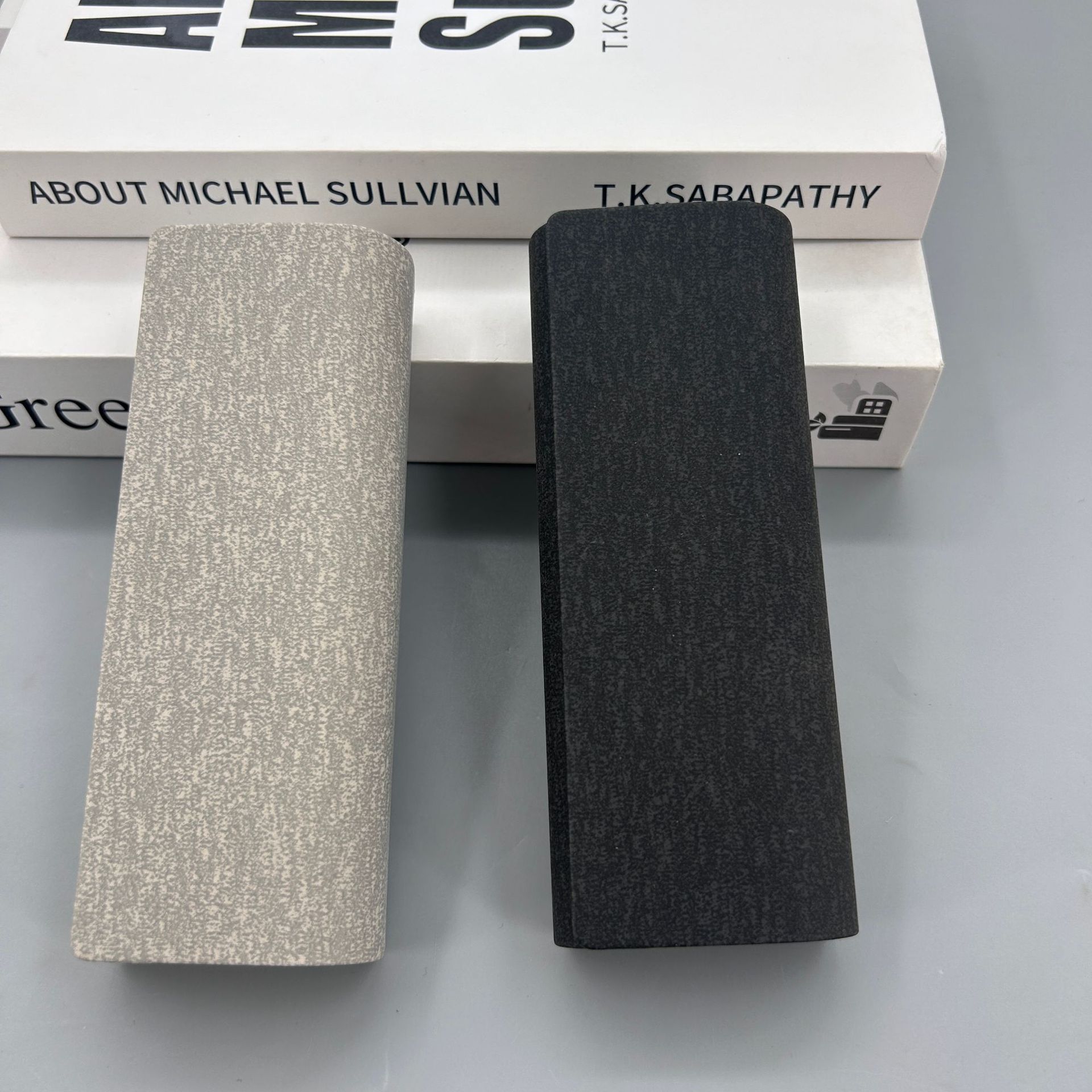 Cajas de gafas de cuero hechas a mano, cajas de almacenamiento de miopía de absorción magnética simple al por mayor, cajas de gafas de cuero mixtas transfronterizas