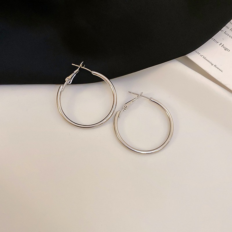 Pendientes de metal transfronterizos de otoño e invierno con aguja de plata, pendientes, pendientes de viento frío de moda de nicho, pendientes de lujo de alta gama de luz de todo fósforo