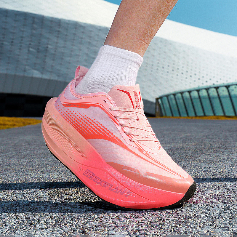 2026 nuevas zapatillas deportivas amortiguación elásticas zapatillas de correr ligeras de moda transpirables parejas zapatillas de moda zapatillas deportivas al aire libre image 3