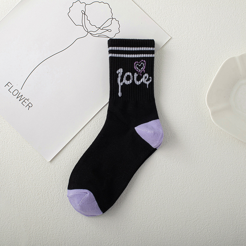 Calcetines de amor púrpura calcetines de media pantorrilla de alta apariencia para mujer de primavera y verano con letras de dibujos animados de moda estilo universitario calcetines de algodón