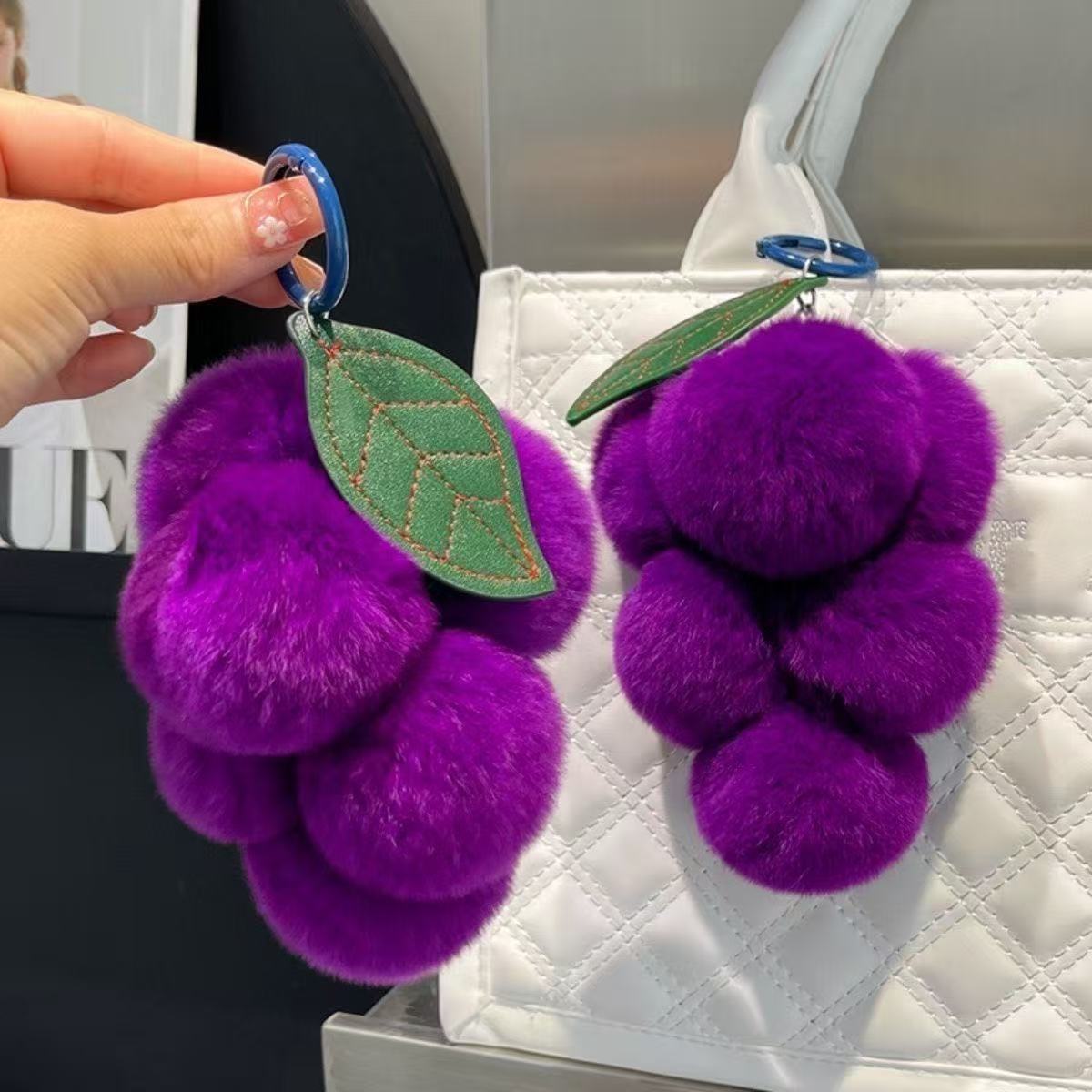 Imitación de cabello de conejo uvas llaveros estudiantes exámenes de graduación regalos colgantes para chicas chicas parejas bolsas colgantes para mujeres