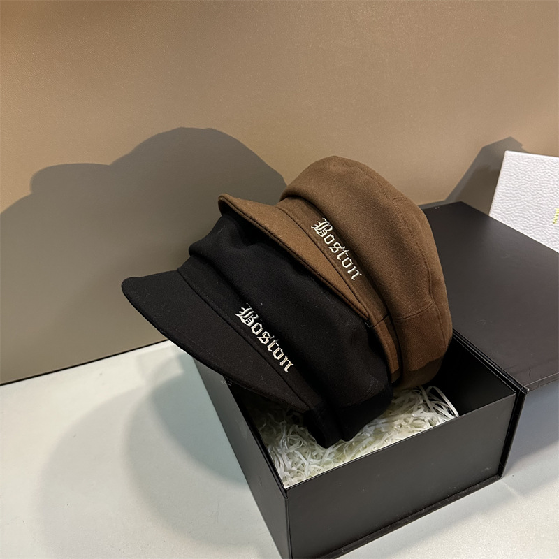 Syksyn ja talven lämmin villainen trendikäs merkki B-kirjaimella brodeerattu litteä hattu naisille, pehmeäkantinen, hoikentava, kaksi kulumista taaksepäin baretti trendikäs_voghion.com