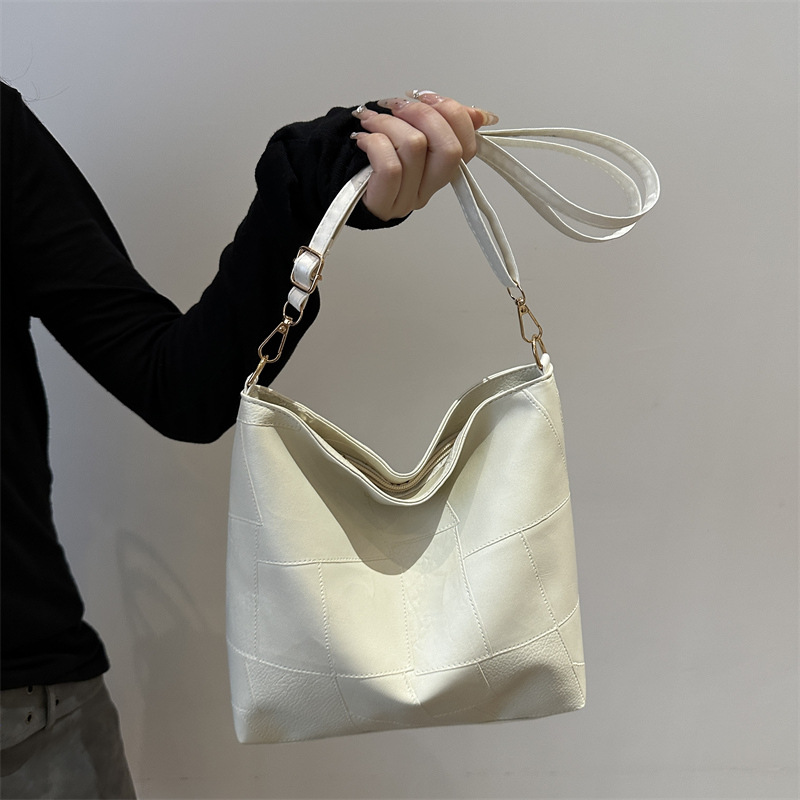 Bolso de alta sensación para mujeres nuevo verano 2024 moda extranjera empalme bolso de hombro de gran capacidad bolso de cubo de agua