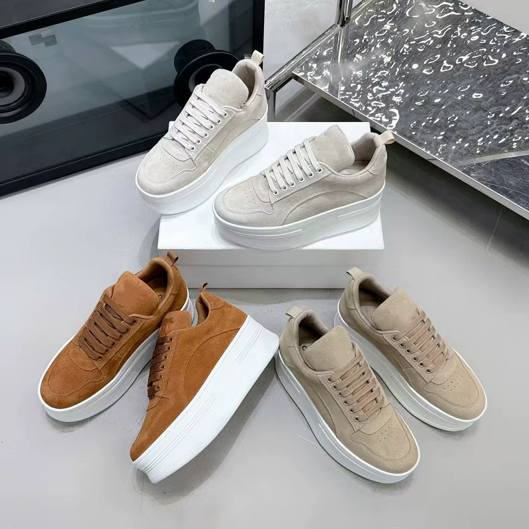 Триумфальная арка ~ Европейские товары 2025 новые удобные дышащие матовые кожаные дикие толстые подошвы увеличенные повседневные кроссовки ins