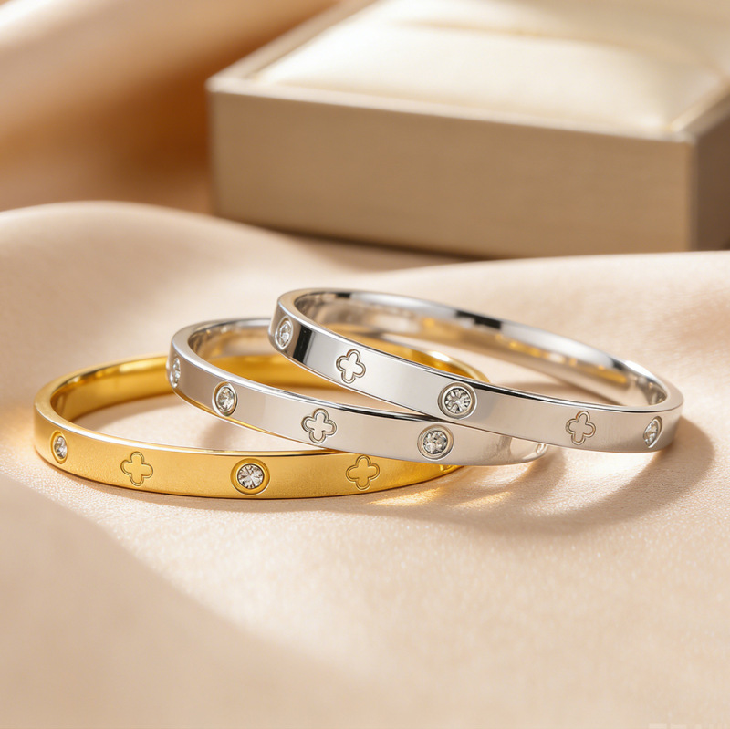 European and American Cross-Border Women's Electroplated Four-Leaf Clover Gold High-End Women's Hand Jewelry Wholesale Non-Fading Jewelry Titanium Steel Bracelet