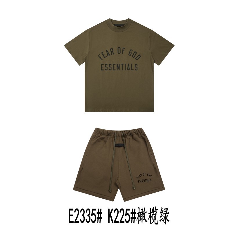 Una pieza de la marca de moda FOG de doble línea ESSENTIALS letra con lema impreso camiseta de manga corta para hombres y mujeres media manga en la calle