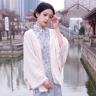The new fairy wears an off-white lace knitted shawl and a jacquard versatile knitted cardigan paired with a cheongsam cape.