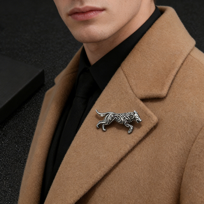 Retro-Anstecknadel, Vintage-Legierung, silberne Wolfsbrosche, gekreuzte Bordüre, personalisierte Anzugjackennadel, kreative Tierbekleidungsaccessoires_voghion.com