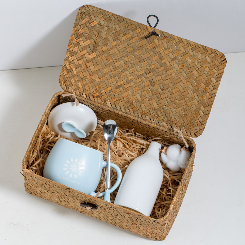 Copa gorda con un conjunto de flores de sol azules