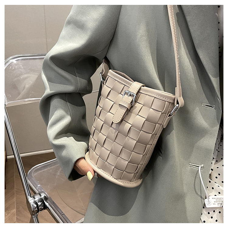 Women's Small Pu Leather Solid Color Streetwear Weave Magnetic Buckle Bucket Bag display picture 14