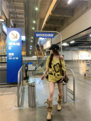 女性のための黄色のプリント斜め肩半袖 T シャツ 2025 夏の新しいルーズスリムレイジースタイルカジュアルオフショルダートップ