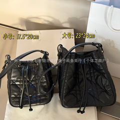 高质感新款真皮大藤格简约水桶包日常百搭手提斜挎抽绳菱格女包潮