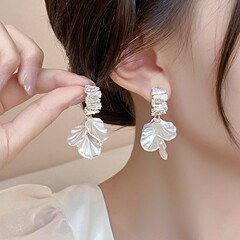 国境を越えた貿易タッセル花びらイヤリング女性のためのライト高級ハイエンドニッチデザインイヤリング新しいイヤリングメーカー卸売