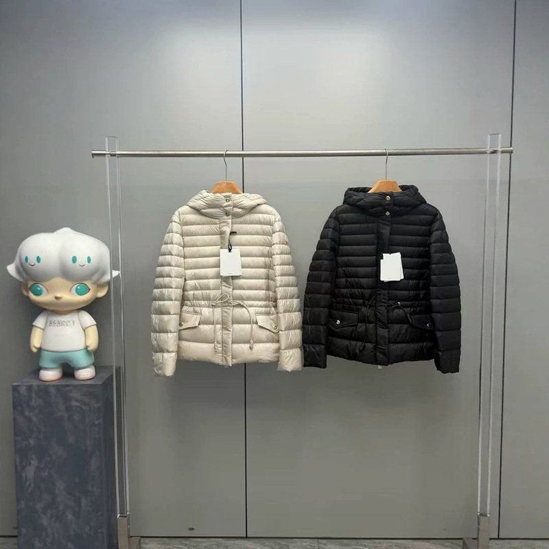 2026 Autumn/Winter Mong Family New Style Small Gold Buckle Ribbed Drawstring Waist Hooded Down Jacket Warm European and American Style Mong Family 2026 Autumn/Winter Mong Family New Style Small Gold Buckle Ribbed Drawstring Waist Hooded Down Jacket Warm European and American Style Mong Family