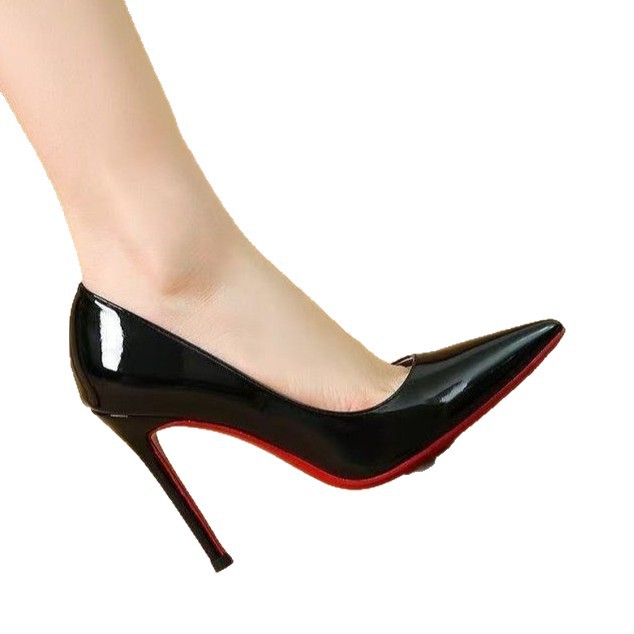 Zapatos de cama de tacones altos de punta negro blanco esmaltado 2026 nuevo sexy y seductoras zapatos de cañón de tamaño grande tacones delgados