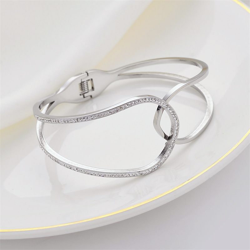 Pulsera de titanio y acero para mujer, diseño moderno y sencillo, pulsera de lujo que no se desvanece, venta al por mayor en stock.