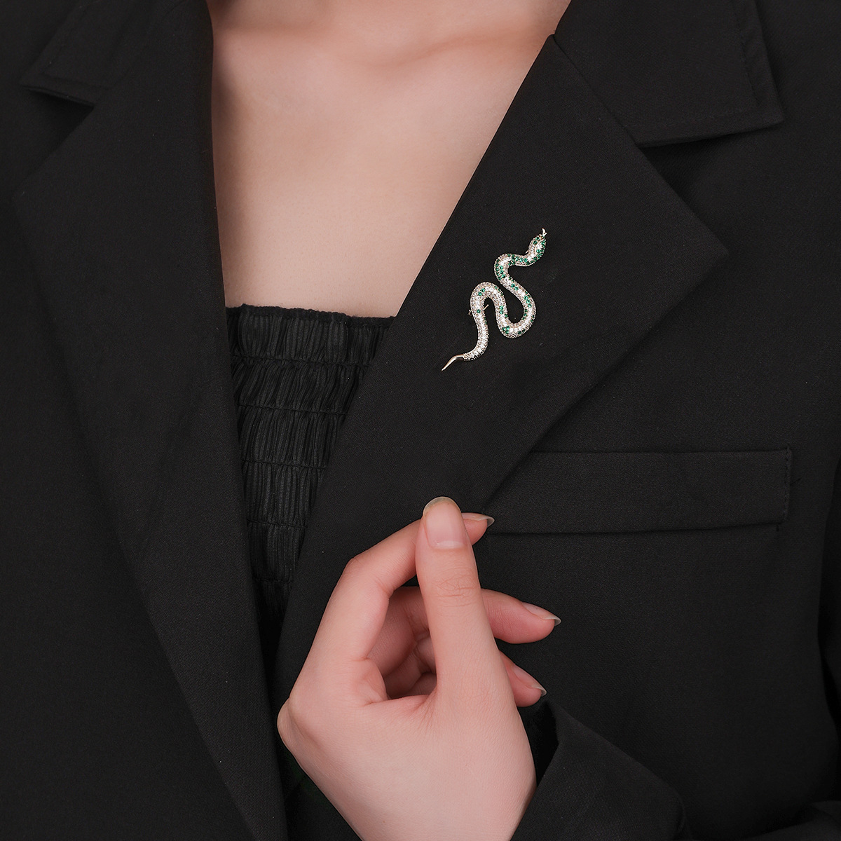 Nuevo diamante verde broche de serpiente verde de alta calidad zodiacal serpiente gay pin animales exquisitos accesorios de traje al por mayor image 7