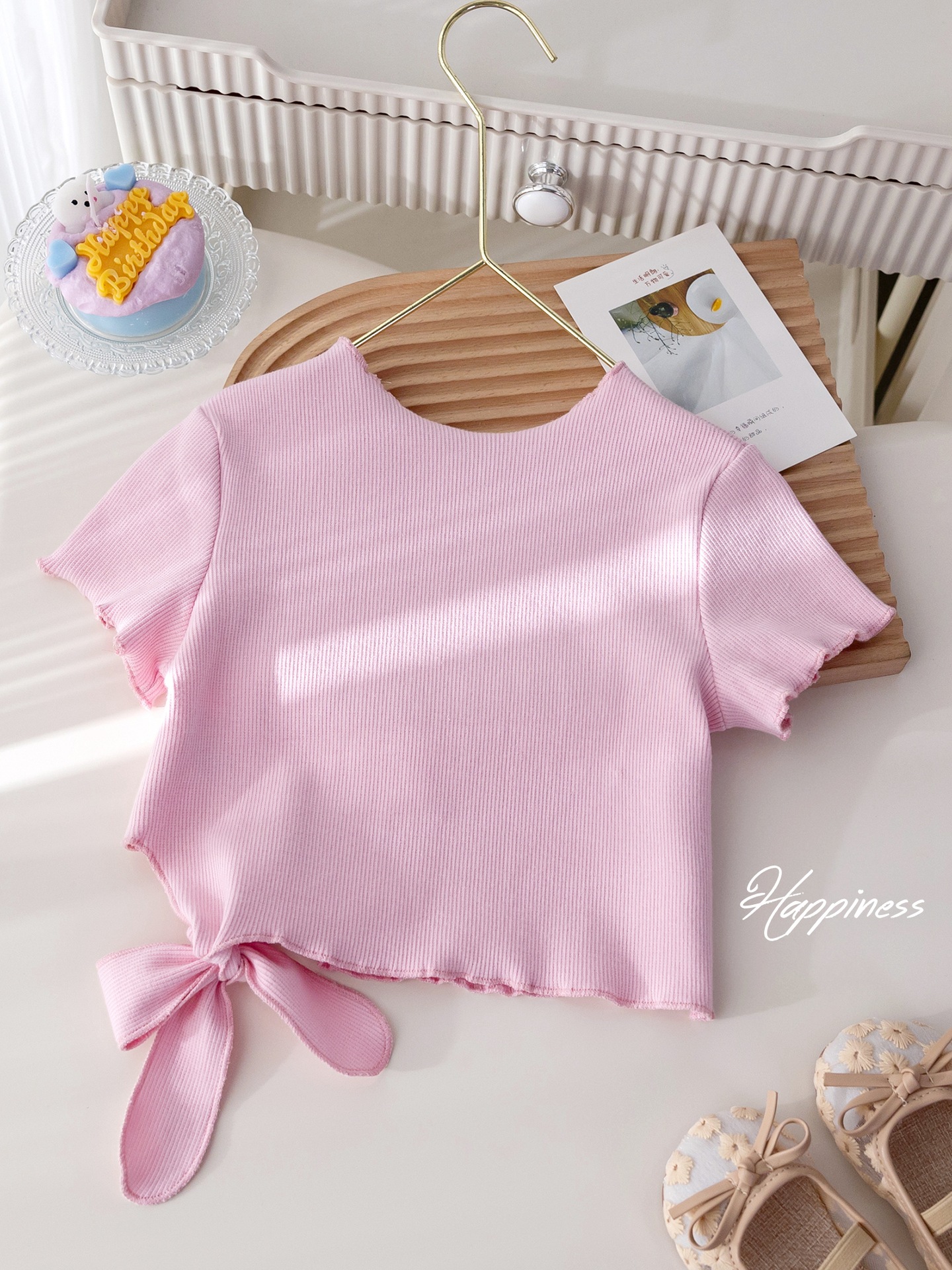 女の子の夏のスーツの韓国のキクラゲのレースの蝶結びの半袖のtシャツの洋気のレースの花のズボンのスカートの2つのセット