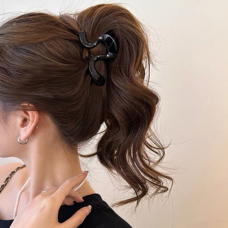 1 # clip geométrico negro brillante