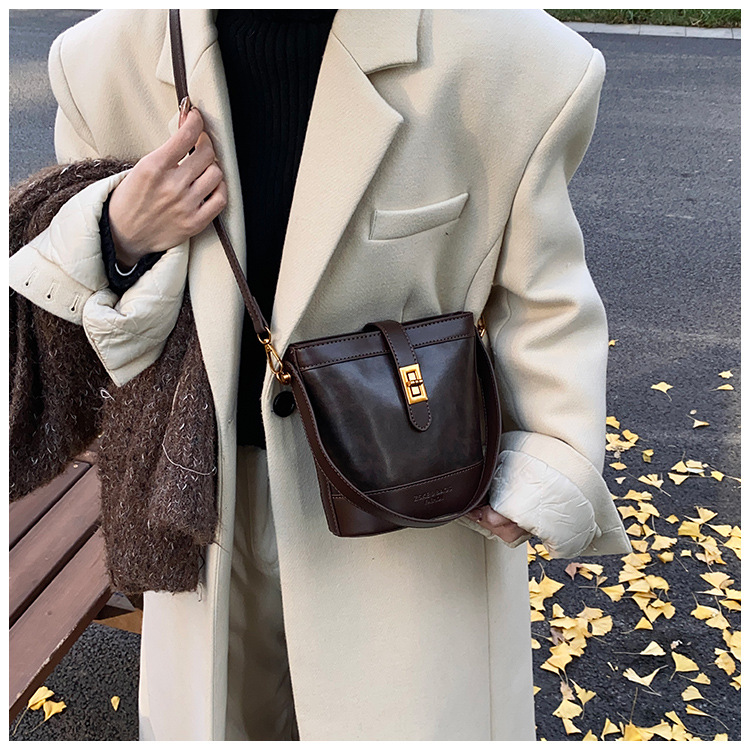 A retro color-blocking and textured hand-held bucket bag for women, a new 2024 trendy and fashionable small bag, a crossbody bag undefined