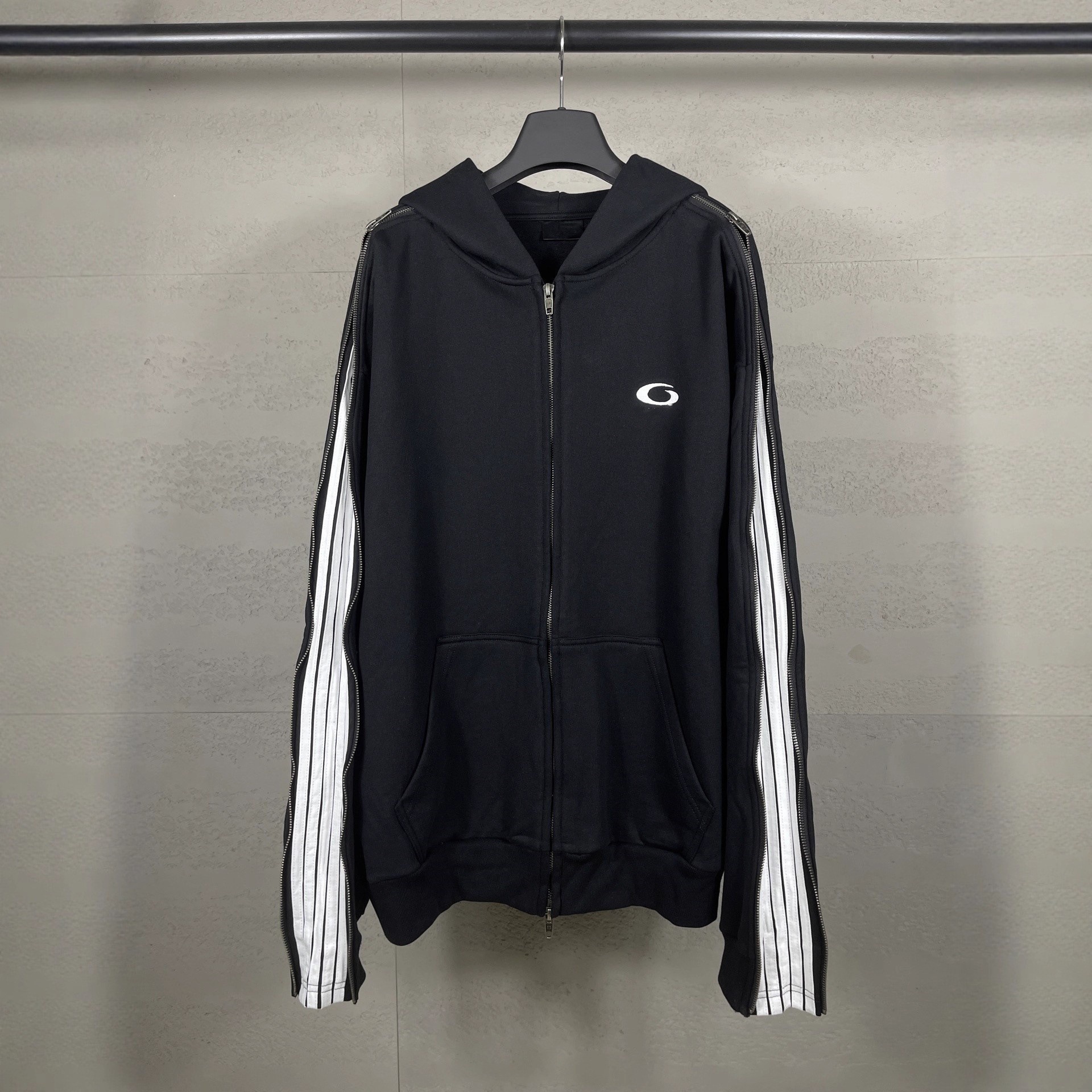 Correct version, high-quality 26SS hoodie with a classic logo embroidered on the chest, color-blocked sleeves, and a zip-up design