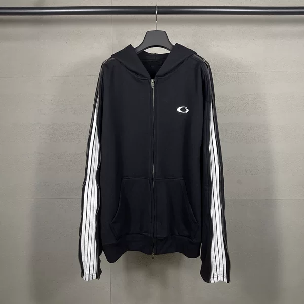Correct version, high-quality 26SS hoodie with a classic logo embroidered on the chest, color-blocked sleeves, and a zip-up design