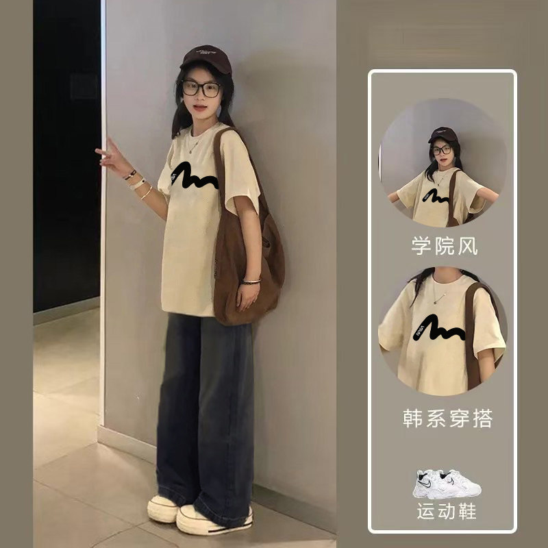 字母杏色短袖+复古黑灰色牛仔裤